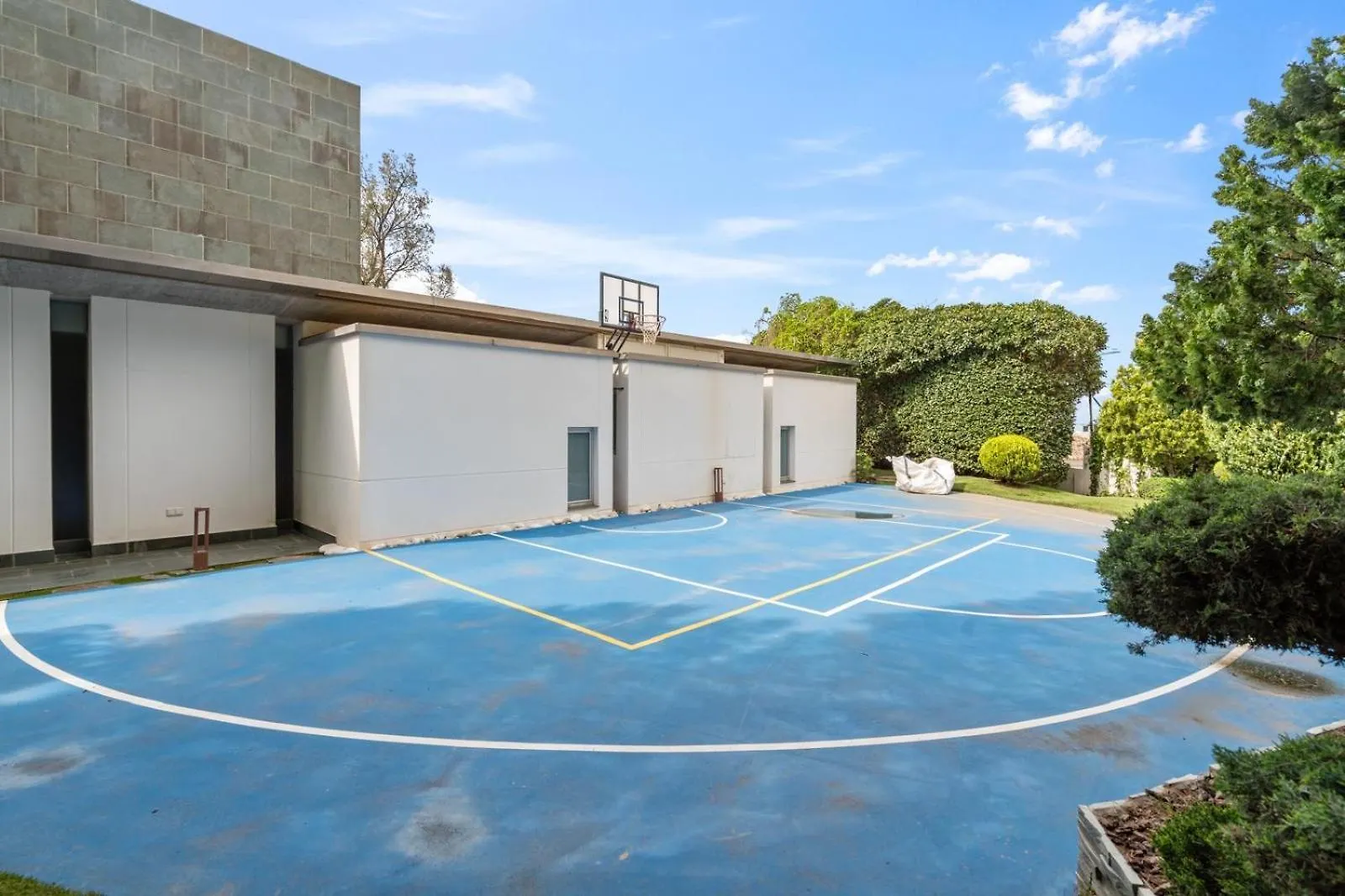 Luxury 5 Bedroom Villa 贝纳尔马德纳