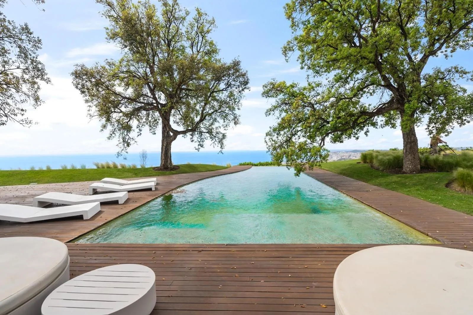 Luxury 5 Bedroom Villa 贝纳尔马德纳