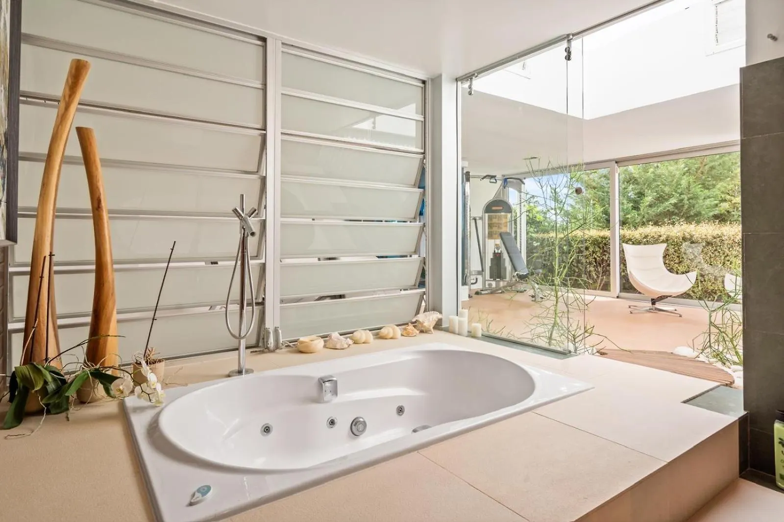 Luxury 5 Bedroom Villa 贝纳尔马德纳