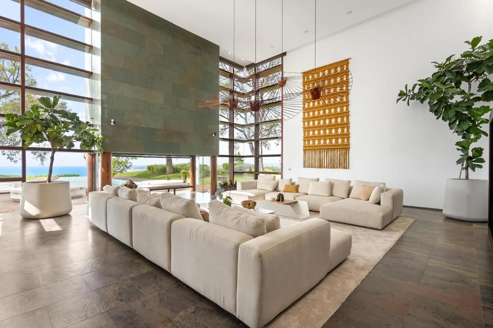 Luxury 5 Bedroom Villa 贝纳尔马德纳
