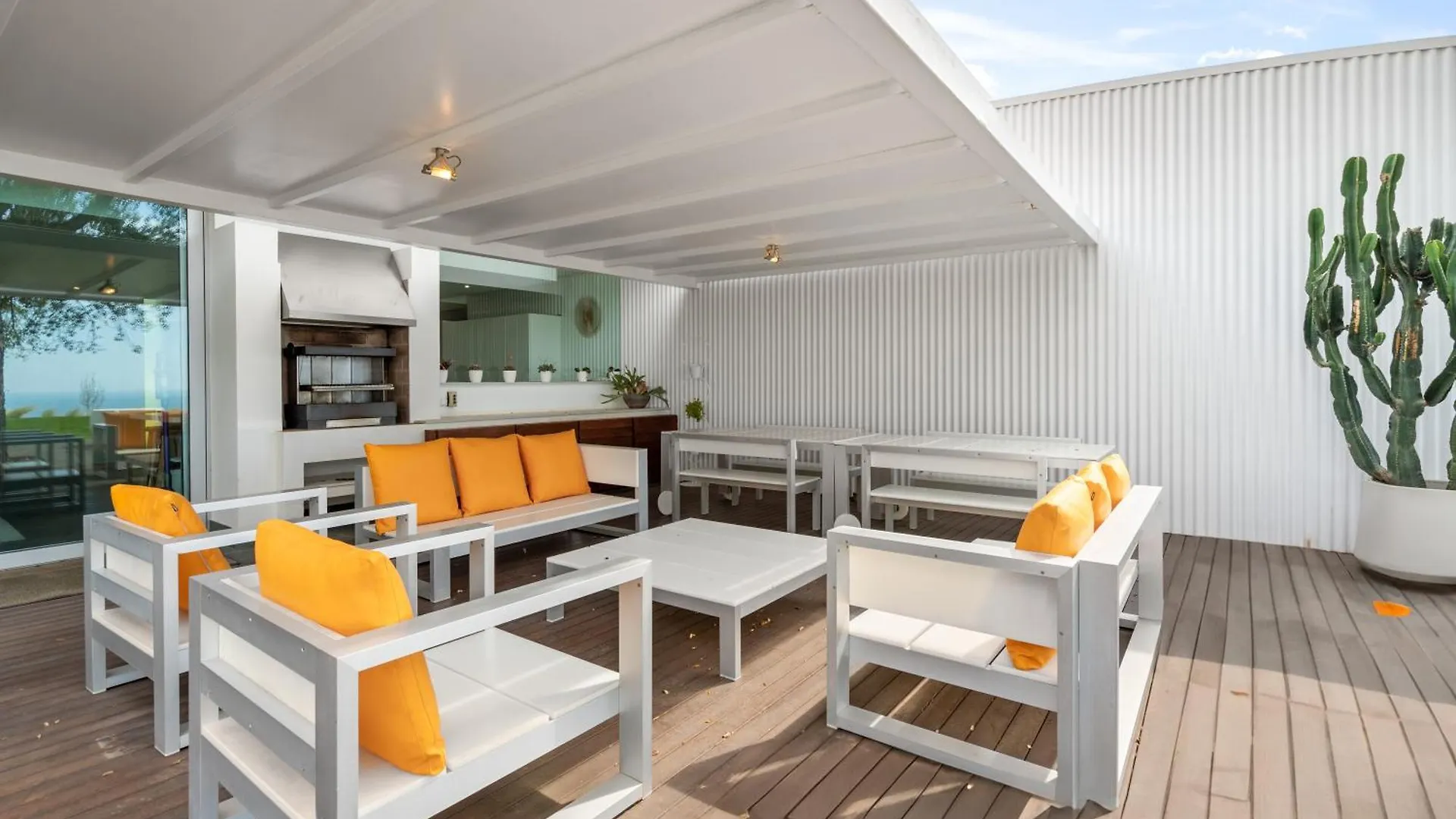 Luxury 5 Bedroom Villa ile iletişim